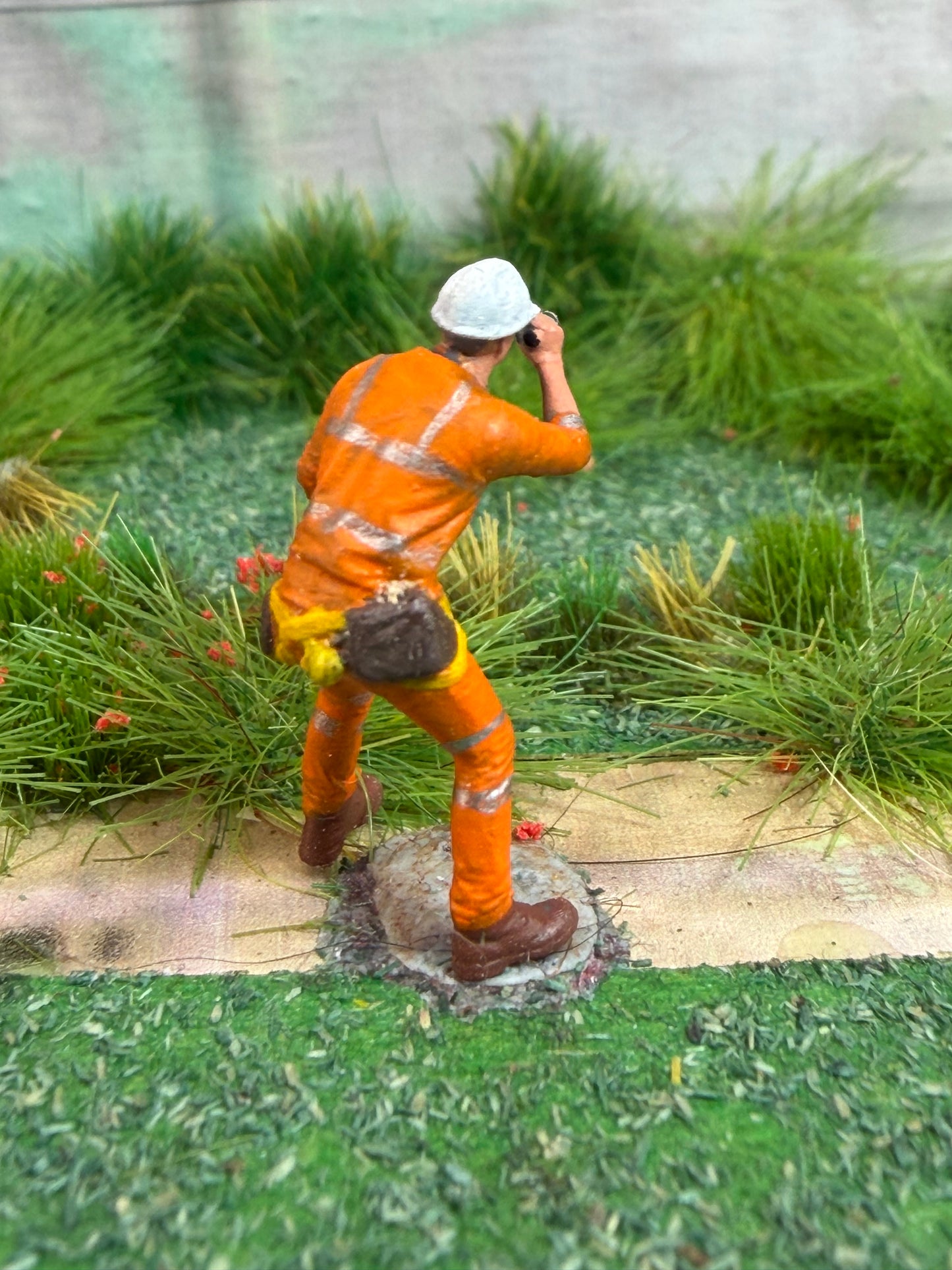 OO Gauge Railway engineer Worker with torch 1:76 Model Railway Track Worker