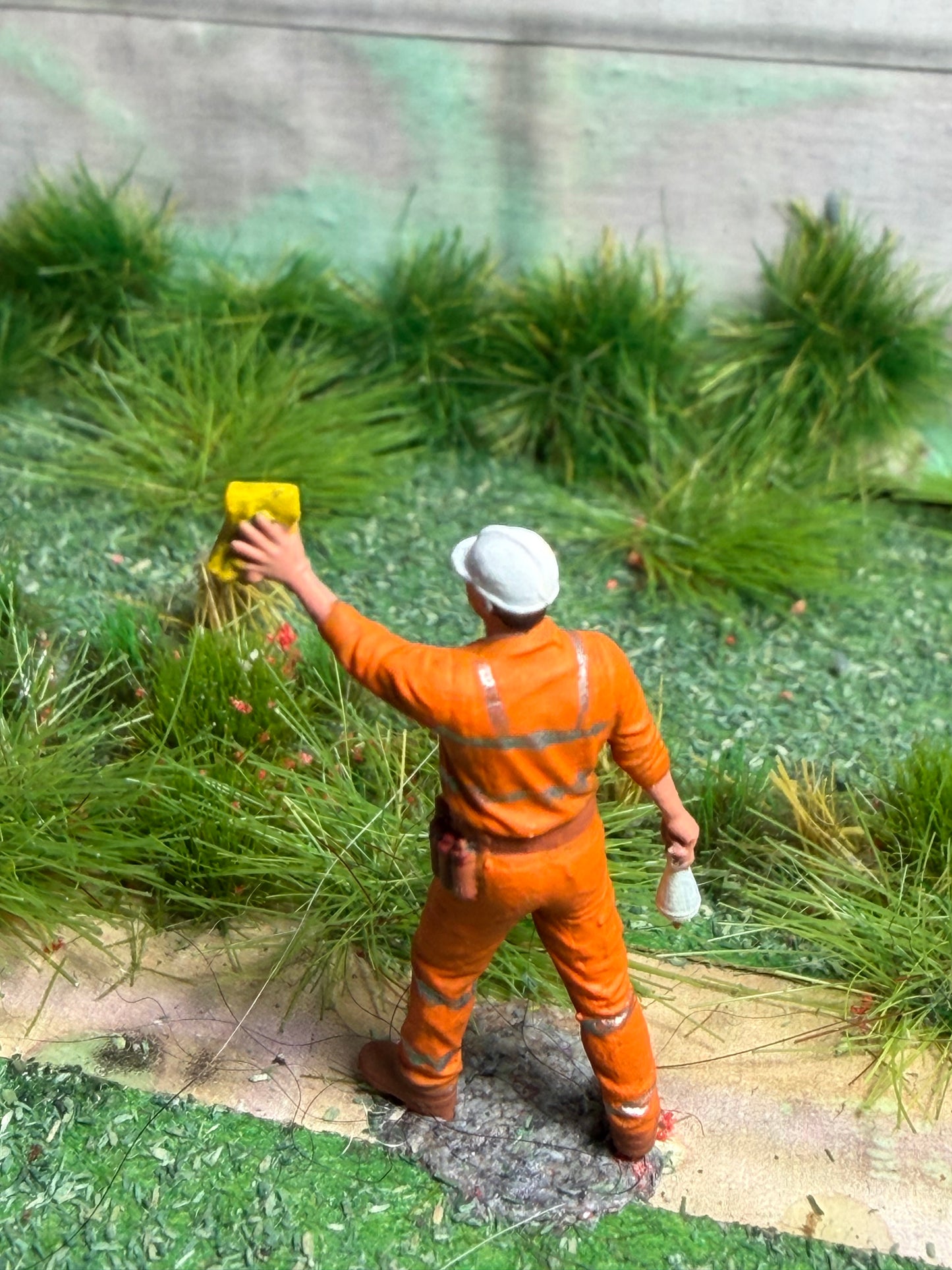 OO GAUGE 1/76 Scale Detailed Train Set Track Worker Cleaning Model Railway