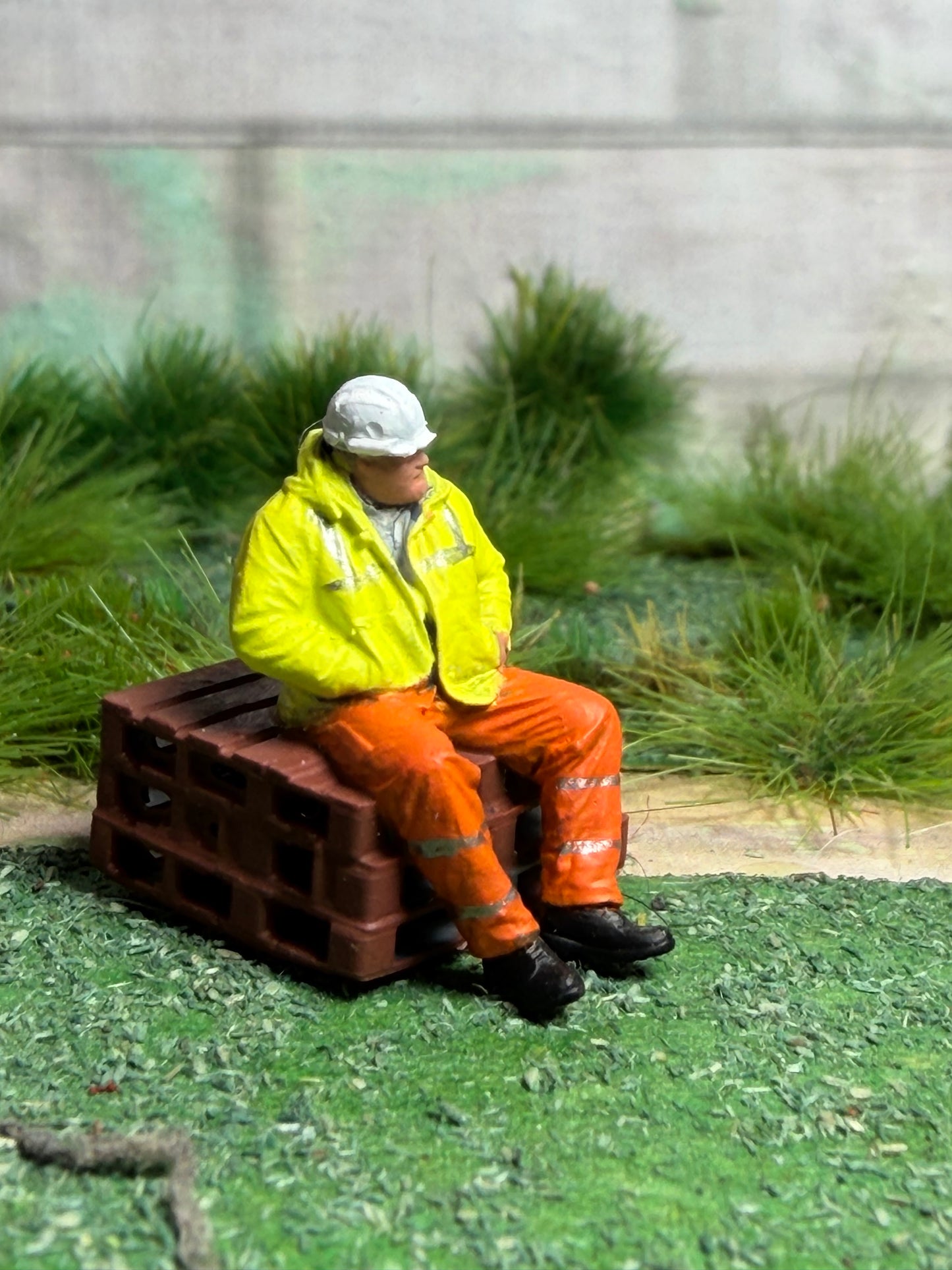 OO GAUGE 1/76 Scale Worker Sitting On Pallets Detailed Train Set Model Railway