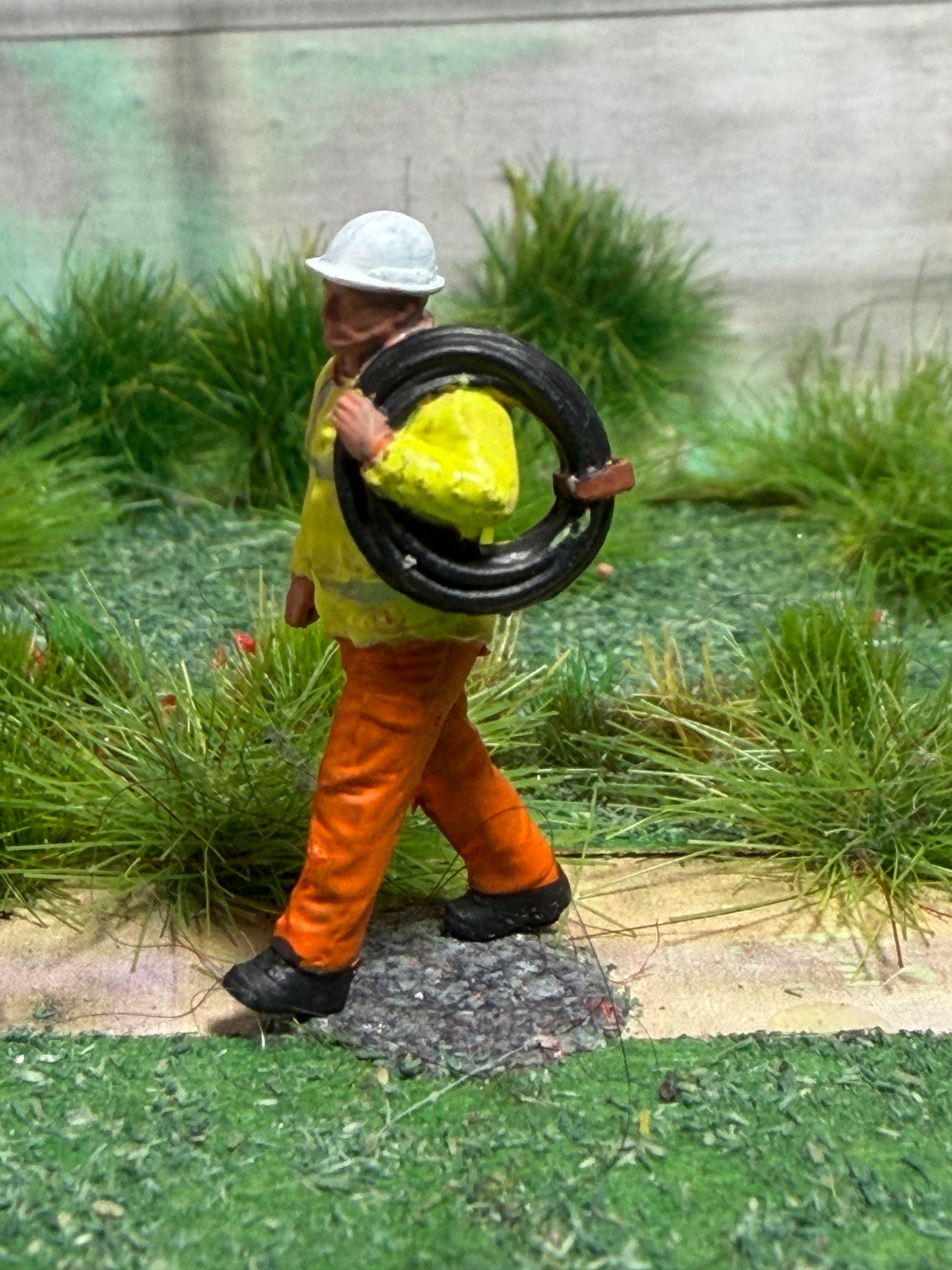 OO GAUGE 1/76 SCALE MODEL Railway worker Carrying Air Hose Figure Painted