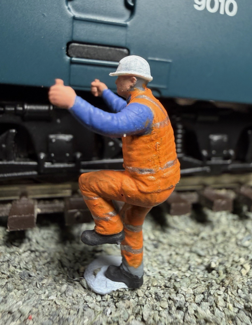 OO Gauge Railway engineer Worker Climbing Up Train Or Vehicle 1/76 Scale Figure