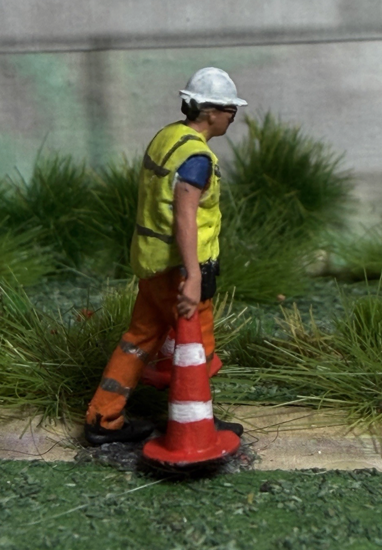 OO Gauge 1/76 Scale Figure Worker Carrying Traffic Cones Model Railway Figures