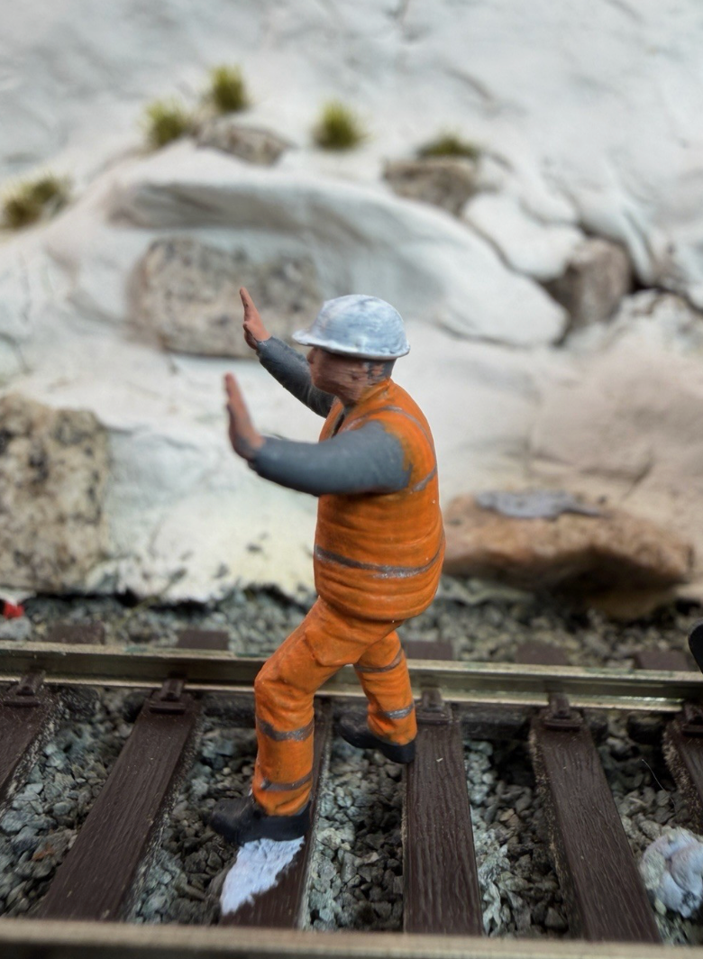 OO Gauge 1/76 Scale Figures Railway engineer Worker Stopping Or Pushing