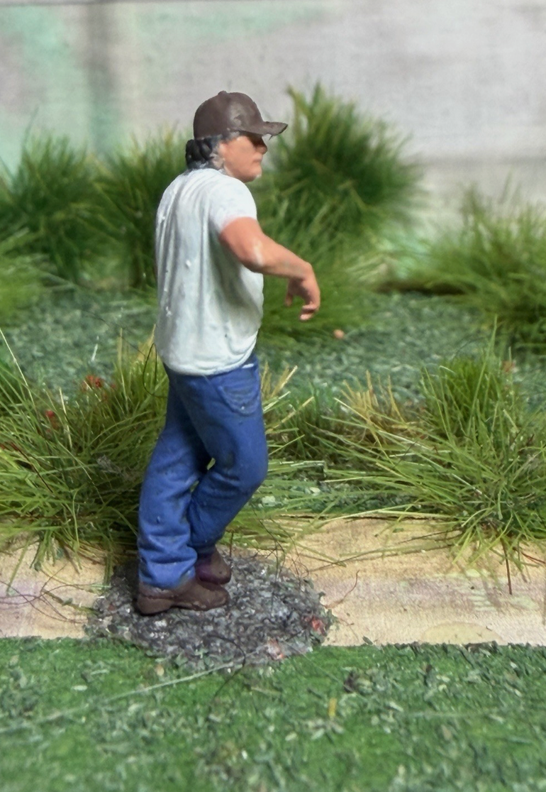 OO GAUGE 1/76 Scale Man Standing Leaning On Car Truck Etc Detailed Model Railway