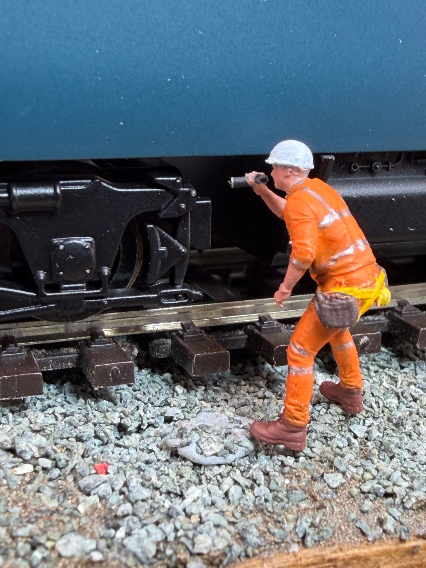 OO Gauge Railway engineer Worker with torch 1:76 Model Railway Track Worker