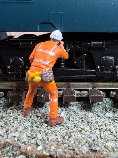 OO Gauge Railway engineer Worker with torch 1:76 Model Railway Track Worker