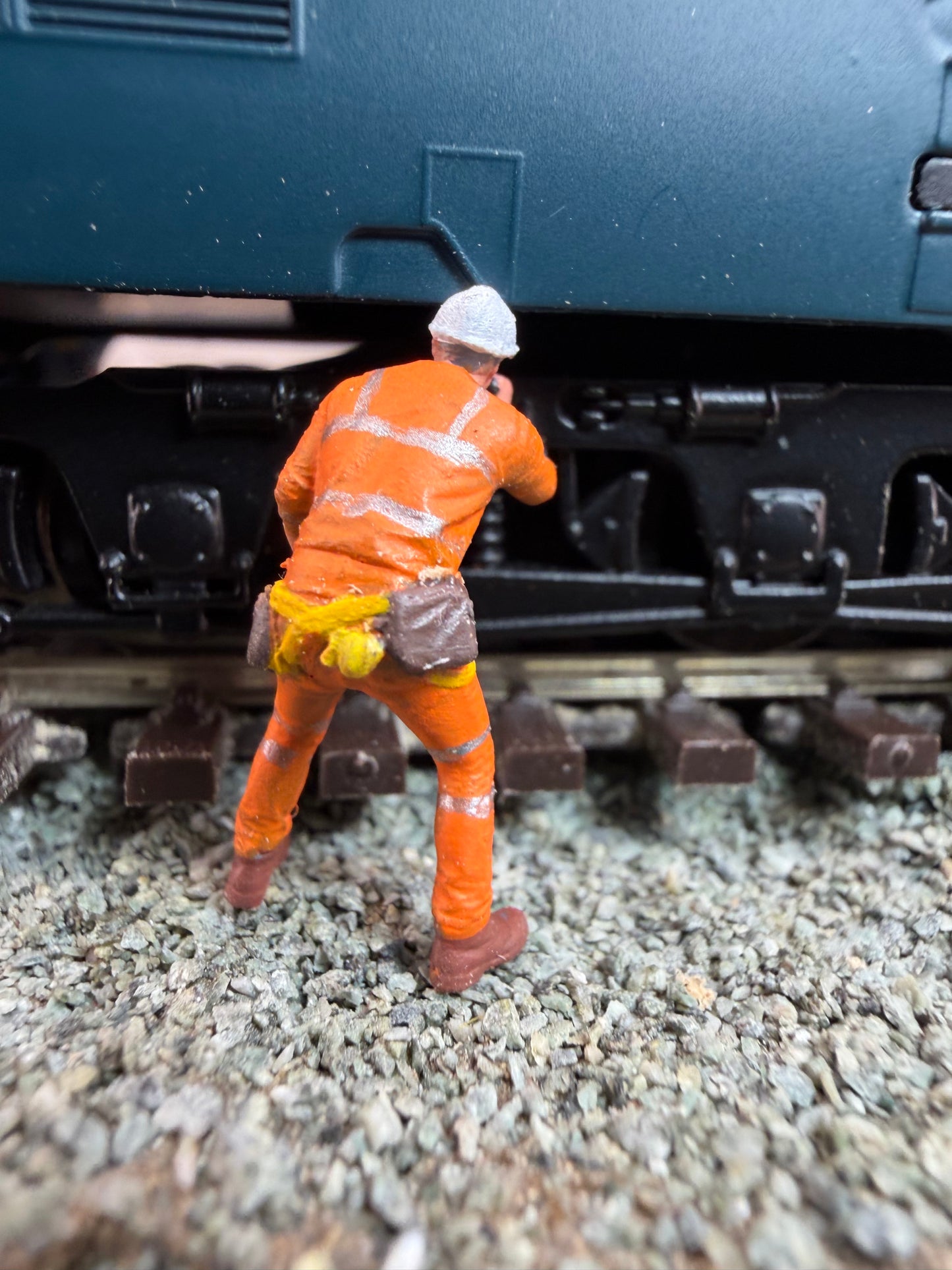 OO Gauge Railway engineer Worker with torch 1:76 Model Railway Track Worker