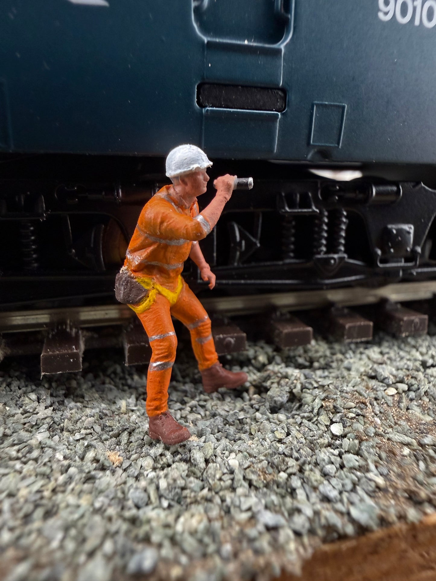 OO Gauge Railway engineer Worker with torch 1:76 Model Railway Track Worker
