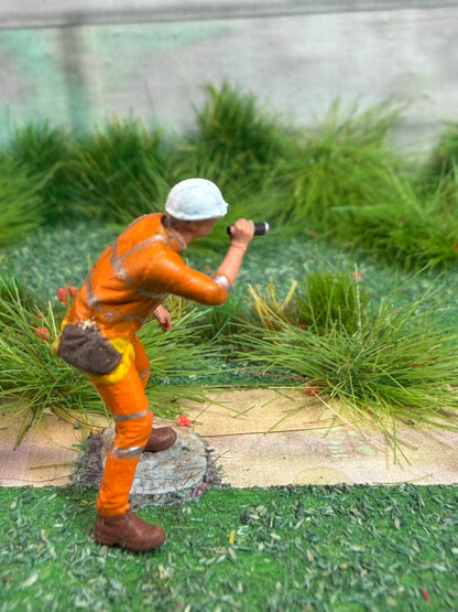 OO Gauge Railway engineer Worker with torch 1:76 Model Railway Track Worker
