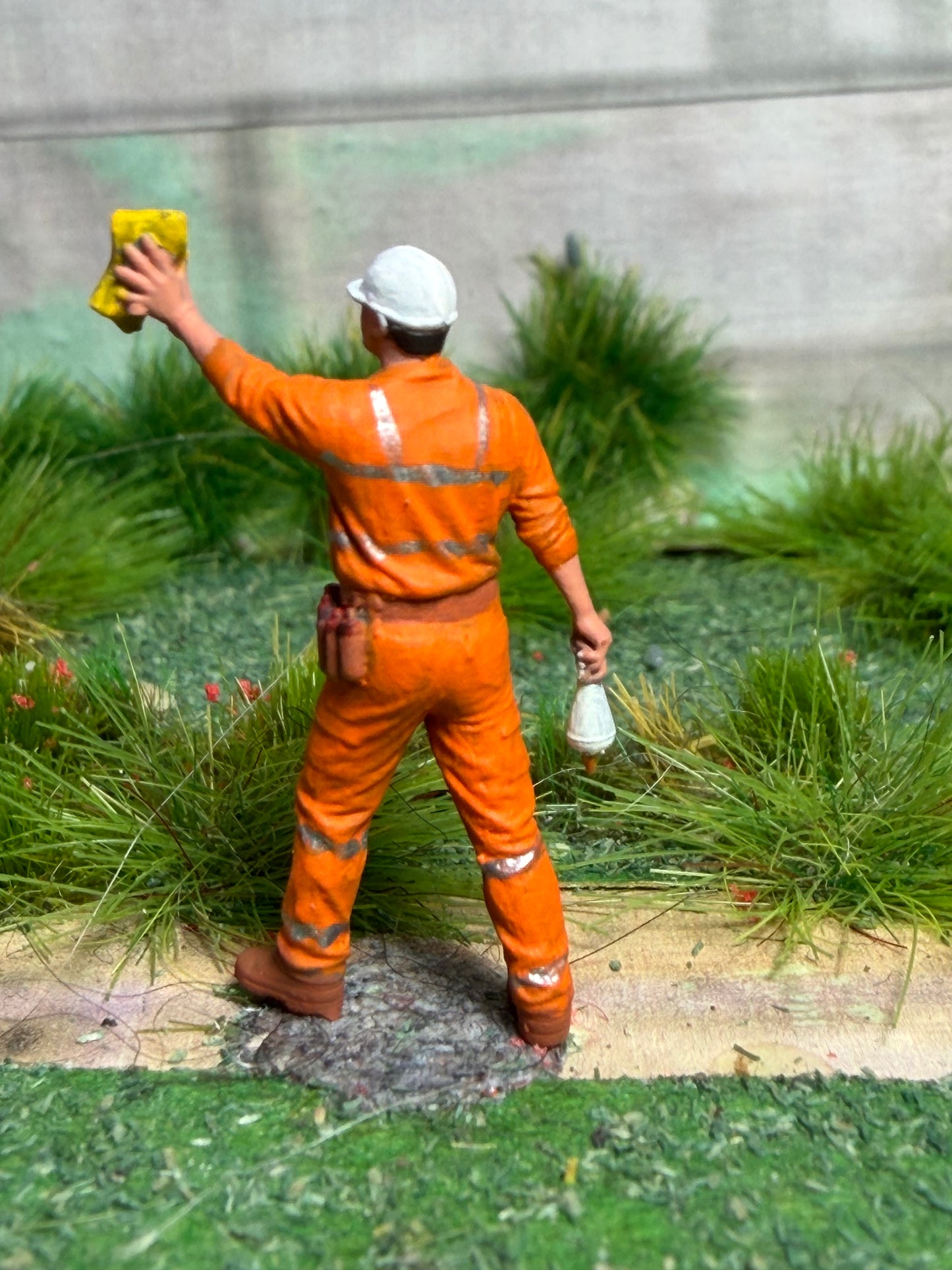 OO GAUGE 1/76 Scale Detailed Train Set Track Worker Cleaning Model Railway