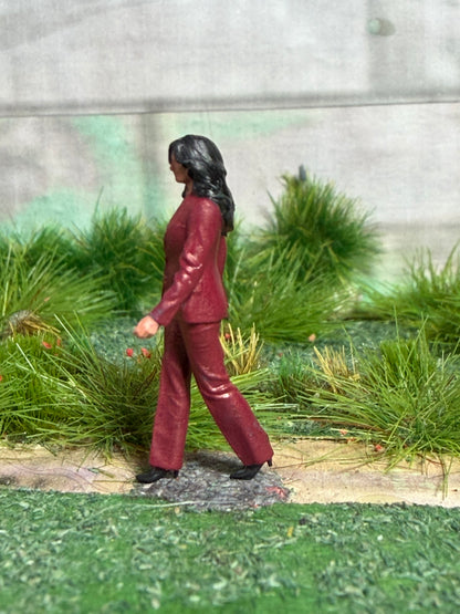 OO GAUGE figures Detailed Railway Figure business Woman Taking A Walk 1/76 Scale