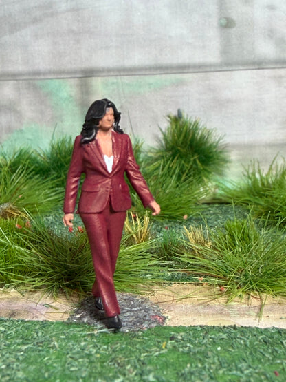 OO GAUGE figures Detailed Railway Figure business Woman Taking A Walk 1/76 Scale