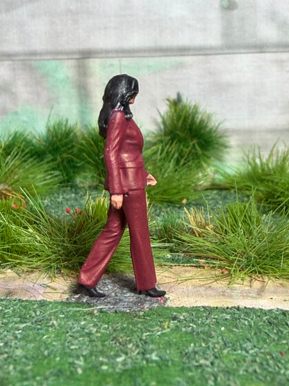 OO GAUGE figures Detailed Railway Figure business Woman Taking A Walk 1/76 Scale