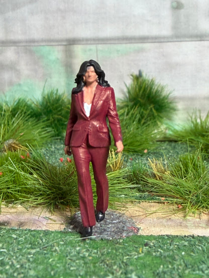 OO GAUGE figures Detailed Railway Figure business Woman Taking A Walk 1/76 Scale