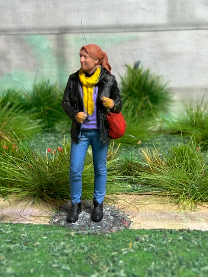 Oo Gauge 1/76 Scale Female  Railway Figure With Hand Bag