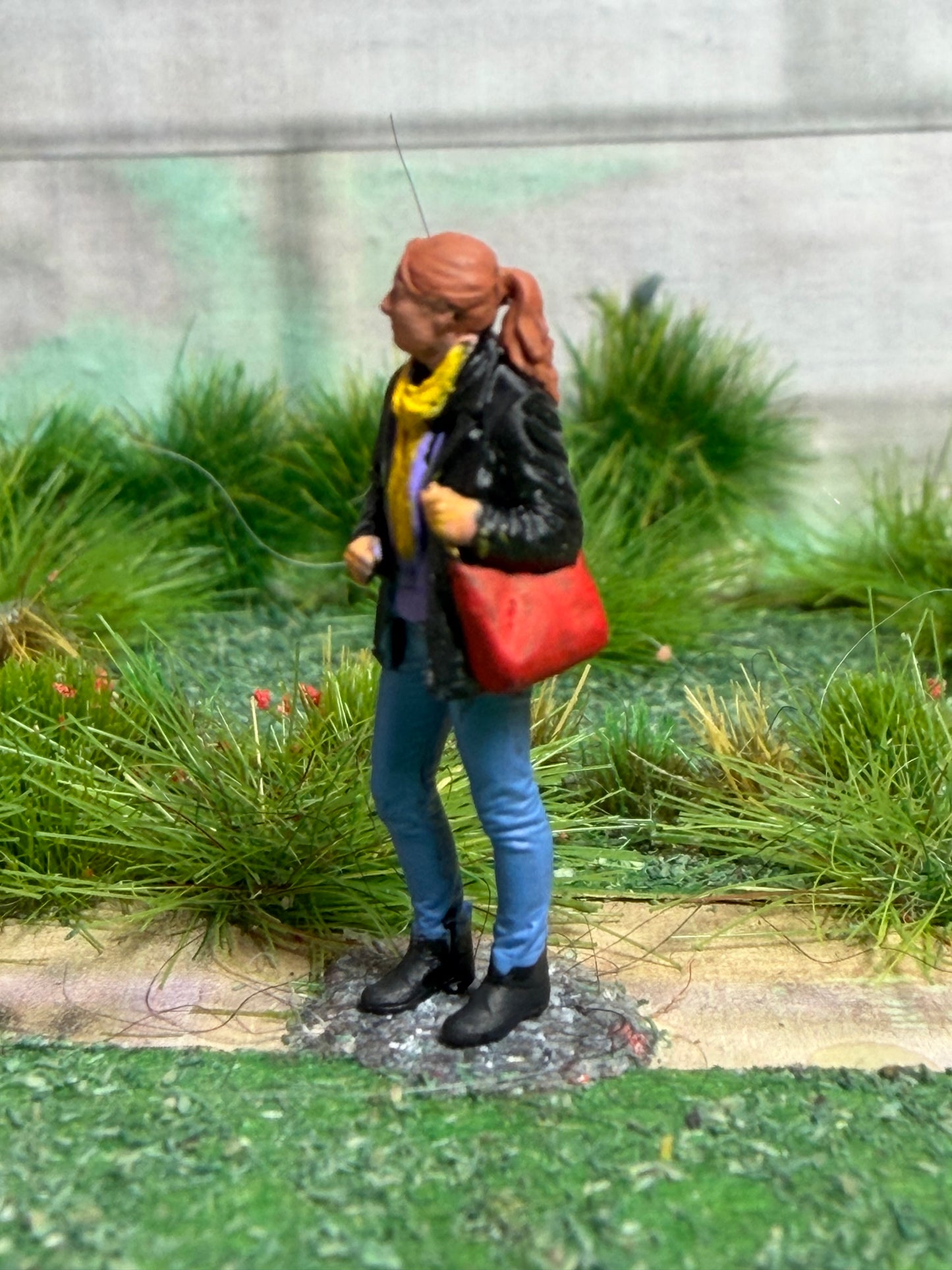 Oo Gauge 1/76 Scale Female  Railway Figure With Hand Bag