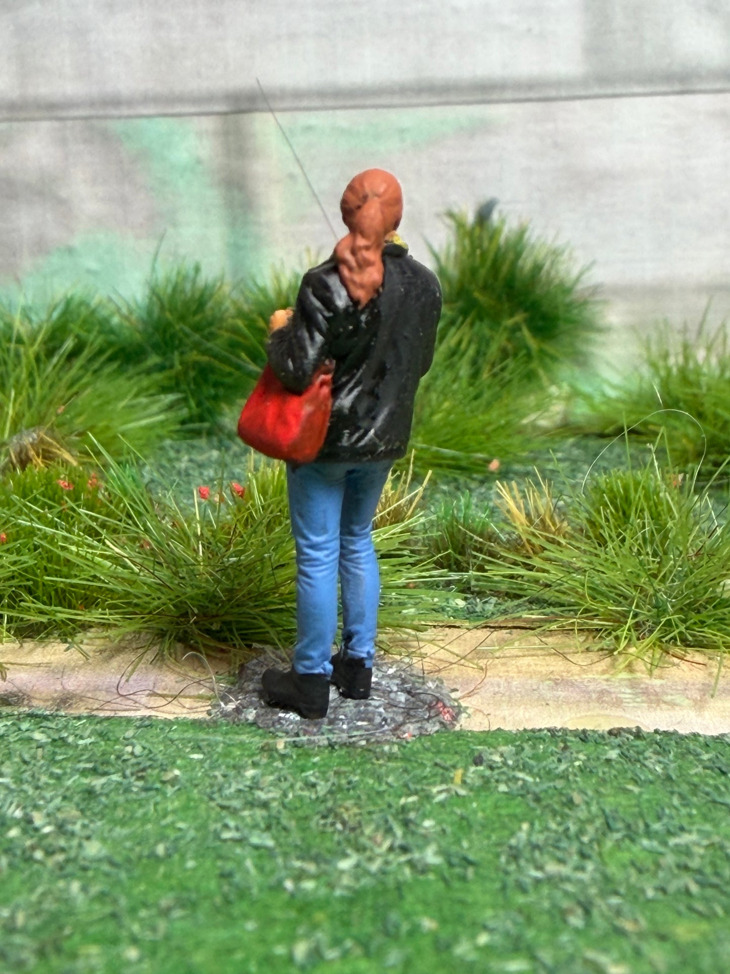 Oo Gauge 1/76 Scale Female  Railway Figure With Hand Bag