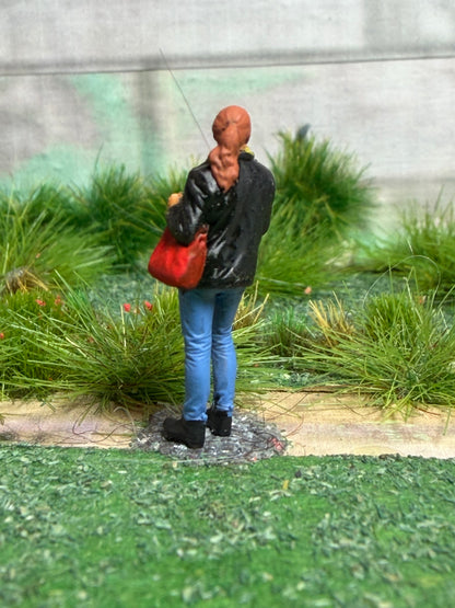 Oo Gauge 1/76 Scale Female  Railway Figure With Hand Bag