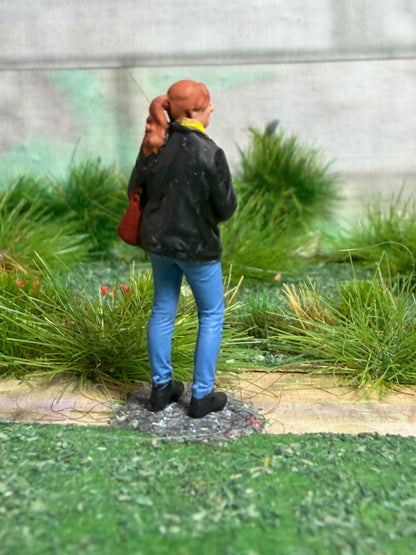 Oo Gauge 1/76 Scale Female  Railway Figure With Hand Bag