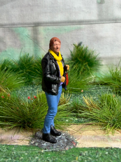 Oo Gauge 1/76 Scale Female  Railway Figure With Hand Bag