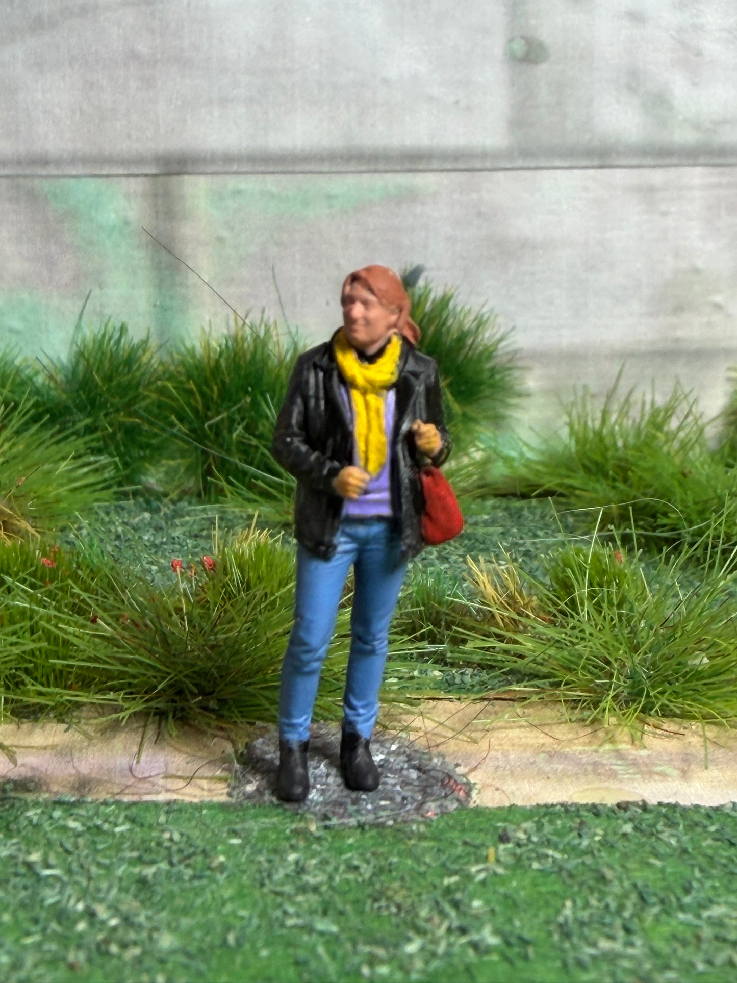 Oo Gauge 1/76 Scale Female  Railway Figure With Hand Bag