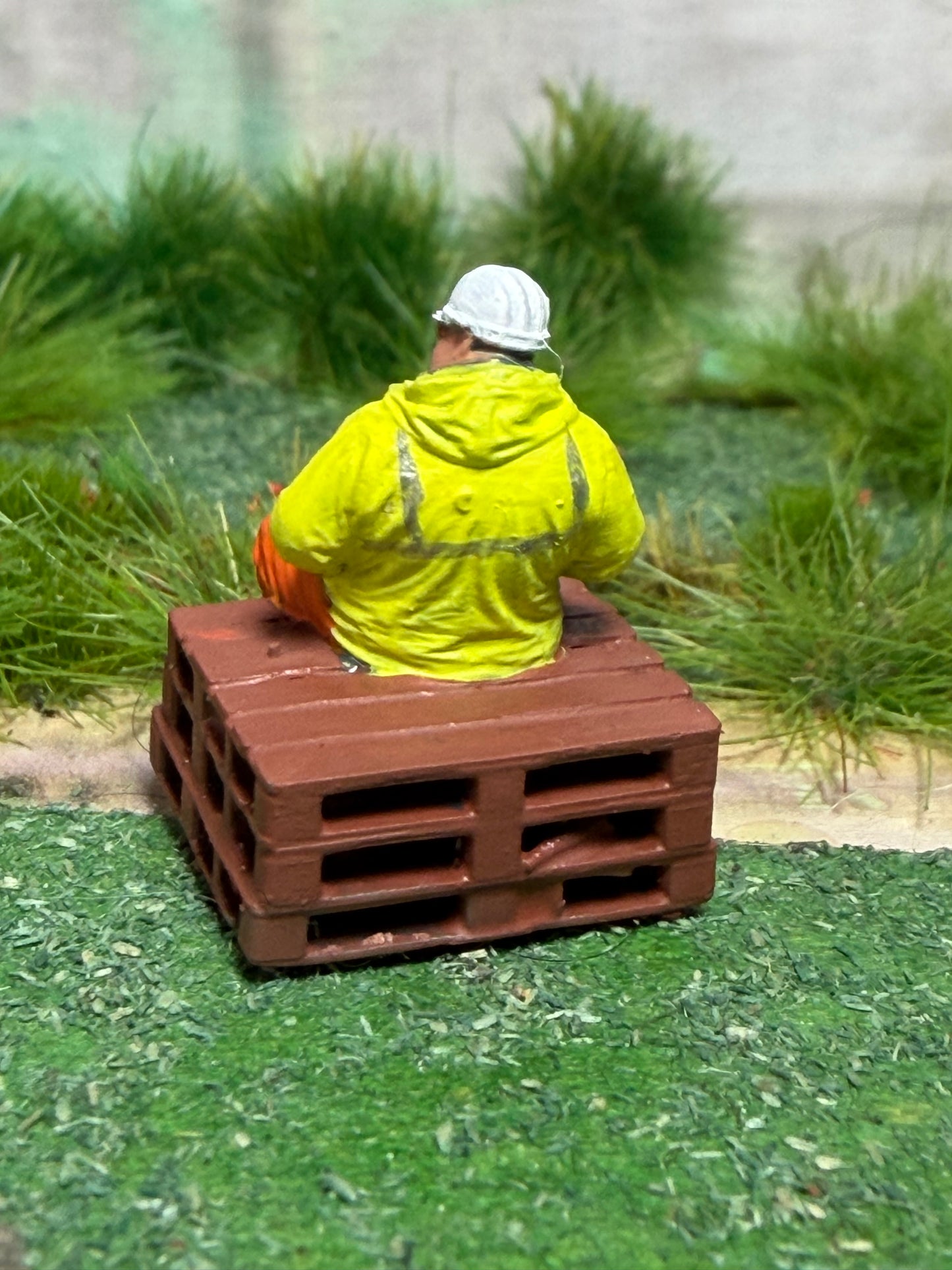 OO GAUGE 1/76 Scale Worker Sitting On Pallets Detailed Train Set Model Railway
