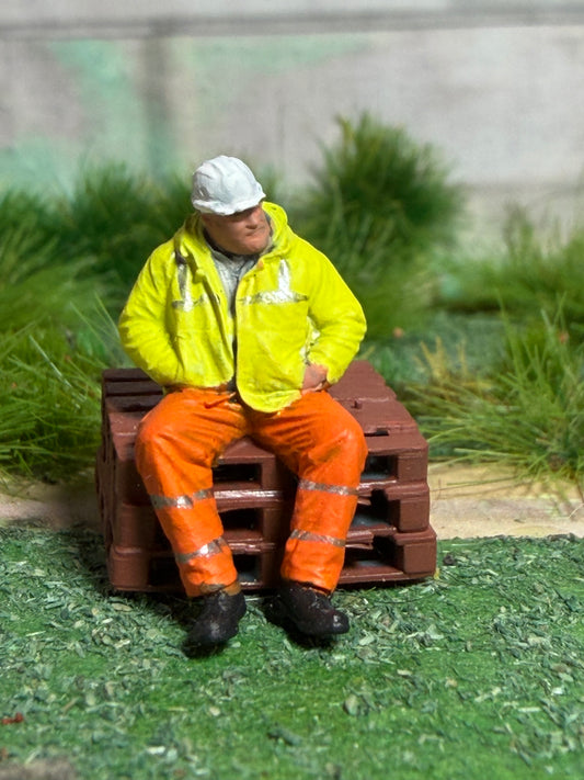 OO GAUGE 1/76 Scale Worker Sitting On Pallets Detailed Train Set Model Railway