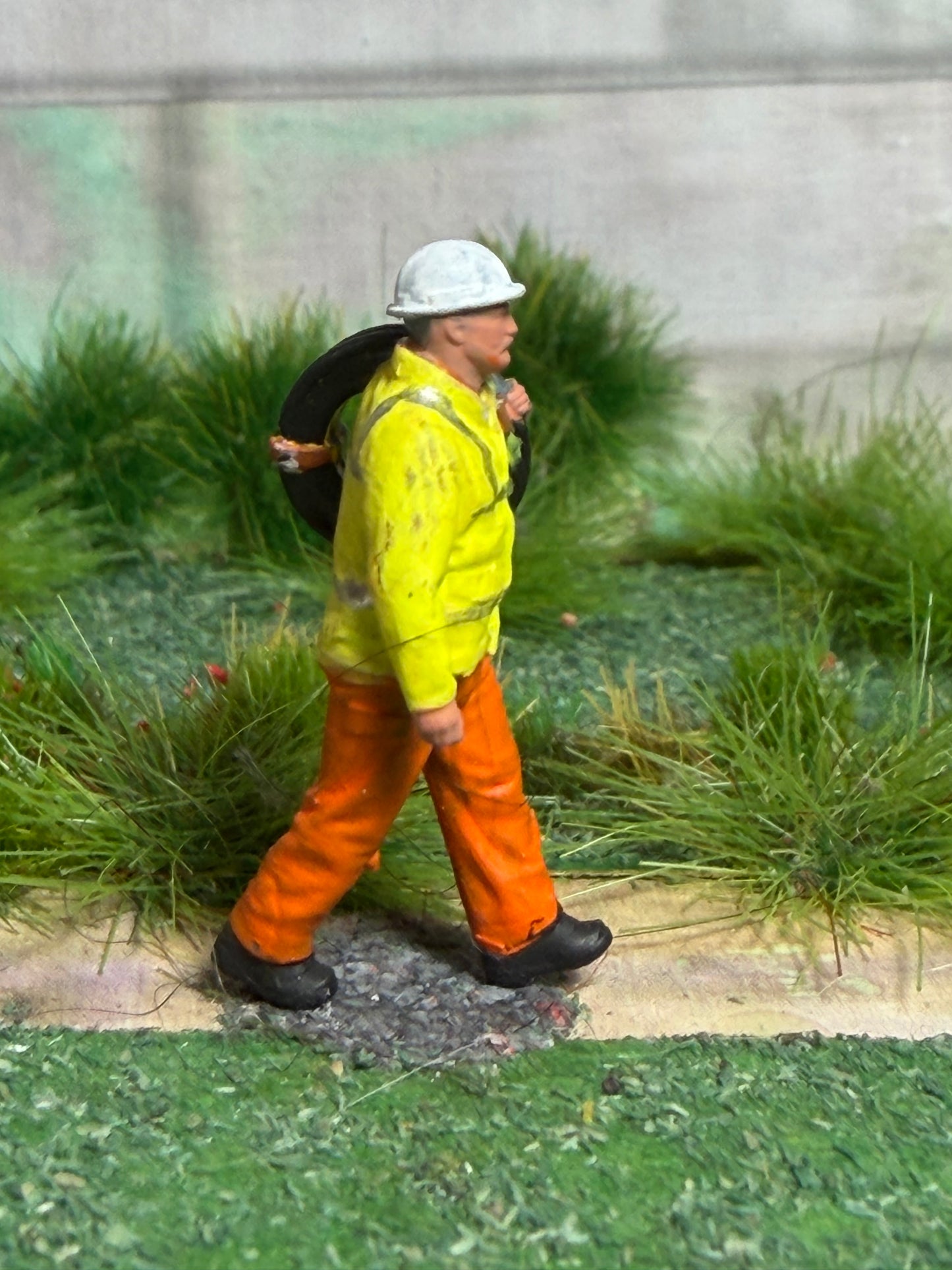 OO GAUGE 1/76 SCALE MODEL Railway worker Carrying Air Hose Figure Painted