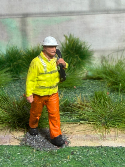 OO GAUGE 1/76 SCALE MODEL Railway worker Carrying Air Hose Figure Painted