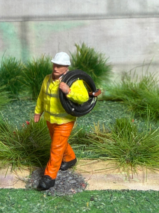OO GAUGE 1/76 SCALE MODEL Railway worker Carrying Air Hose Figure Painted