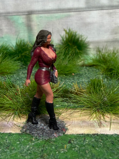 OO GAUGE 1/76 Scale Woman In Red Dress Walking Detailed Train Set Model Railway