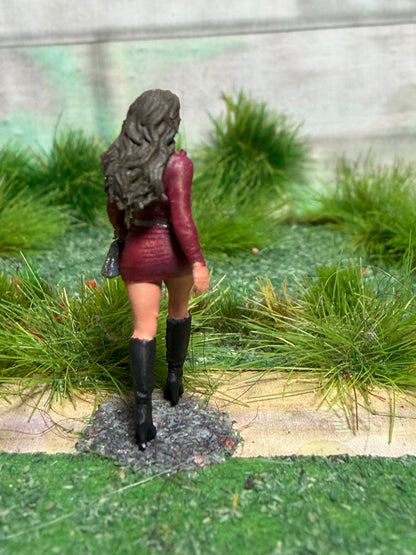 OO GAUGE 1/76 Scale Woman In Red Dress Walking Detailed Train Set Model Railway
