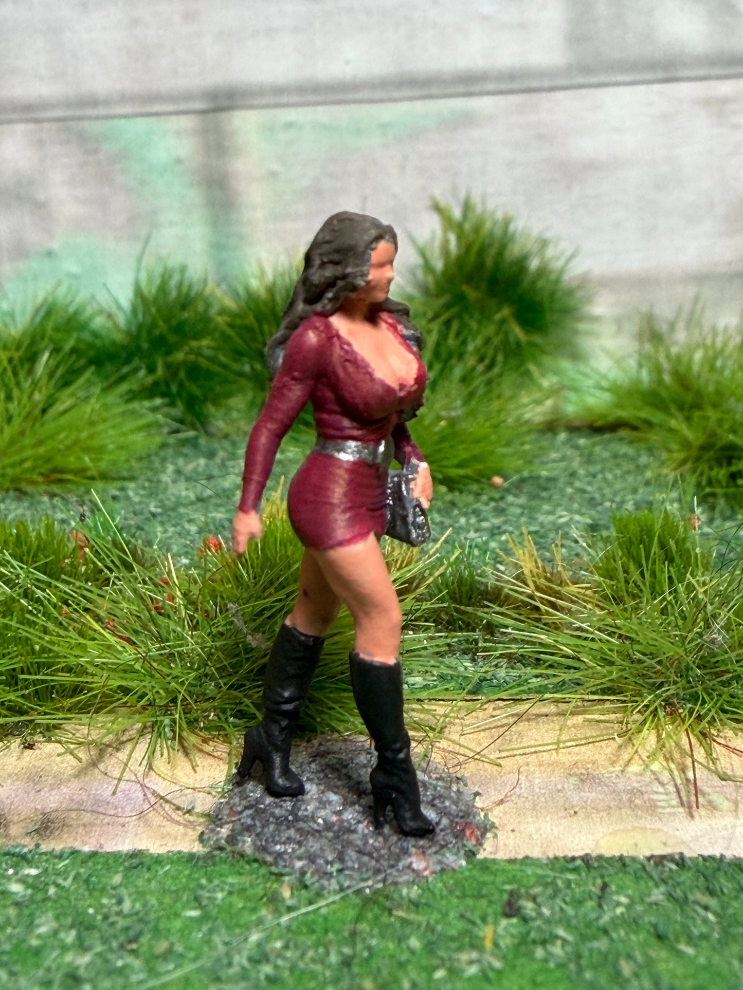 OO GAUGE 1/76 Scale Woman In Red Dress Walking Detailed Train Set Model Railway