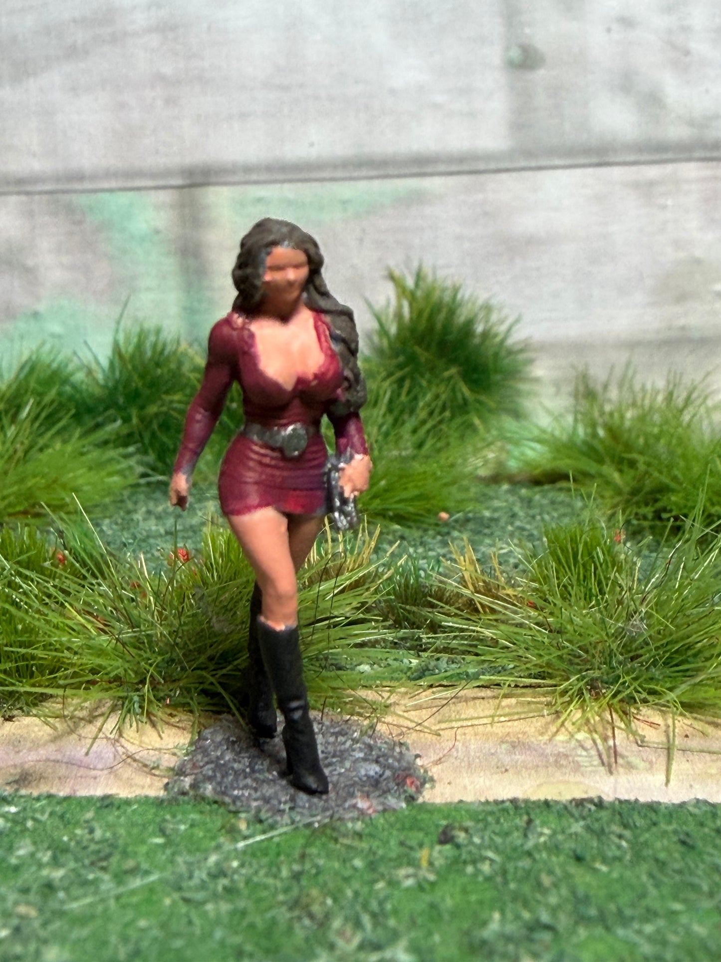 OO GAUGE 1/76 Scale Woman In Red Dress Walking Detailed Train Set Model Railway