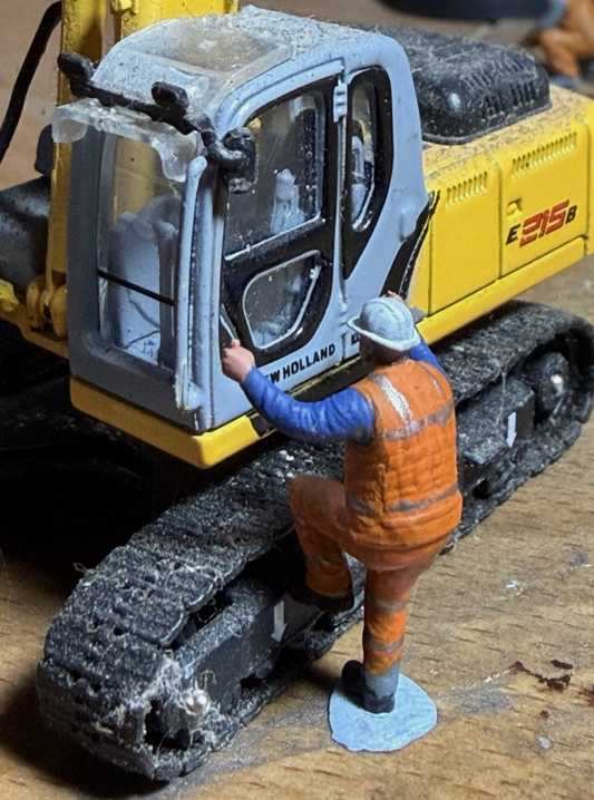 OO Gauge Railway engineer Worker Climbing Up Train Or Vehicle 1/76 Scale Figure
