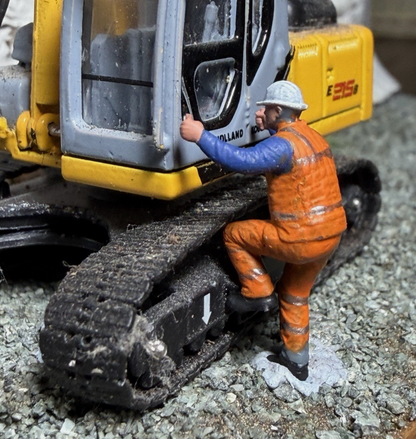 OO Gauge Railway engineer Worker Climbing Up Train Or Vehicle 1/76 Scale Figure