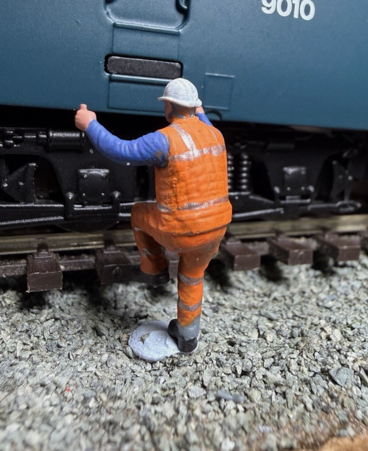 OO Gauge Railway engineer Worker Climbing Up Train Or Vehicle 1/76 Scale Figure