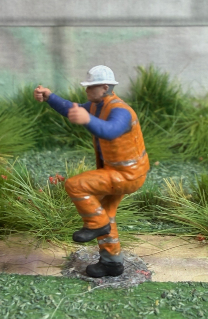 OO Gauge Railway engineer Worker Climbing Up Train Or Vehicle 1/76 Scale Figure