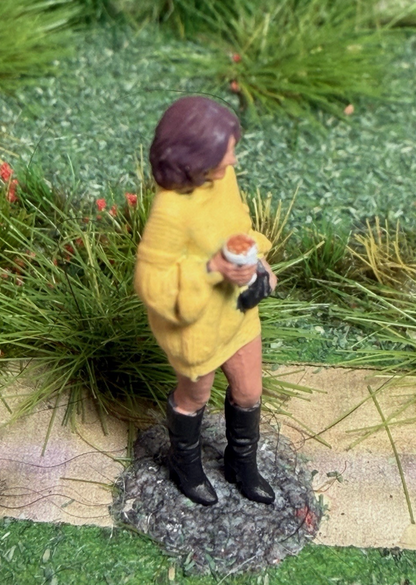 OO GAUGE 1/76 Scale Female With Her Coffee Cup Detailed Train Set Model Railway