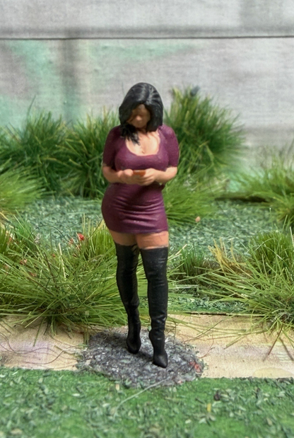 OO GAUGE 1/76 Scale Woman In Boots And Dress Detailed Train Set Model Railway