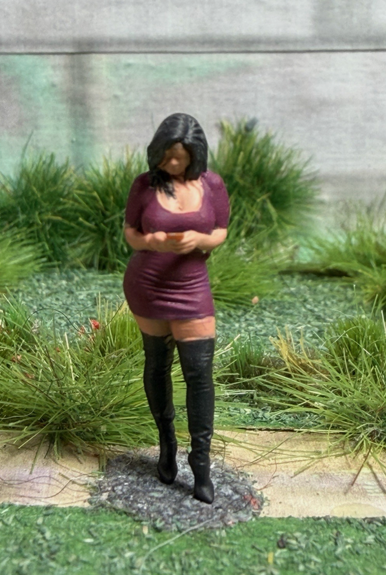 OO GAUGE 1/76 Scale Woman In Boots And Dress Detailed Train Set Model Railway