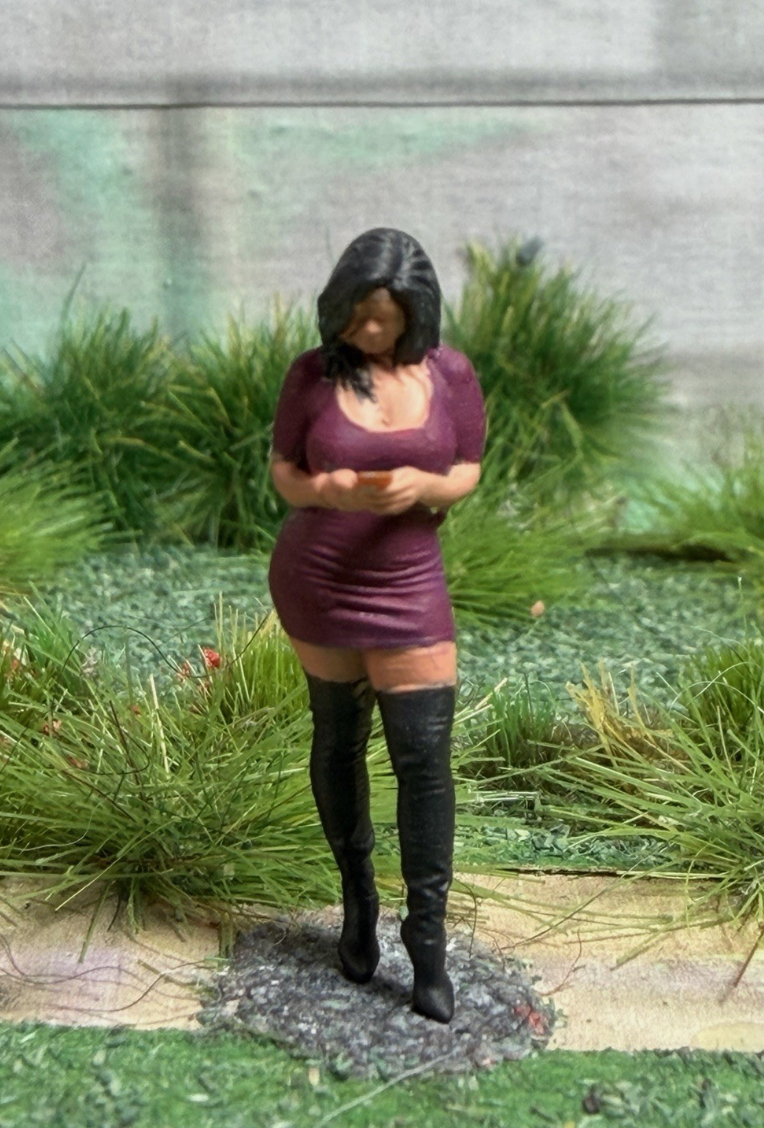 OO GAUGE 1/76 Scale Woman In Boots And Dress Detailed Train Set Model Railway