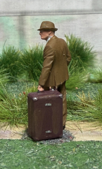 OO GAUGE 1/76 SCALE MAN IN SUIT With Suitcase Model Railway Figure HAND PAINTED