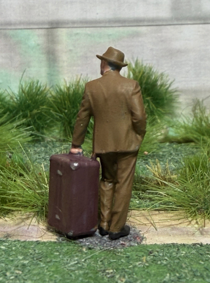 OO GAUGE 1/76 SCALE MAN IN SUIT With Suitcase Model Railway Figure HAND PAINTED