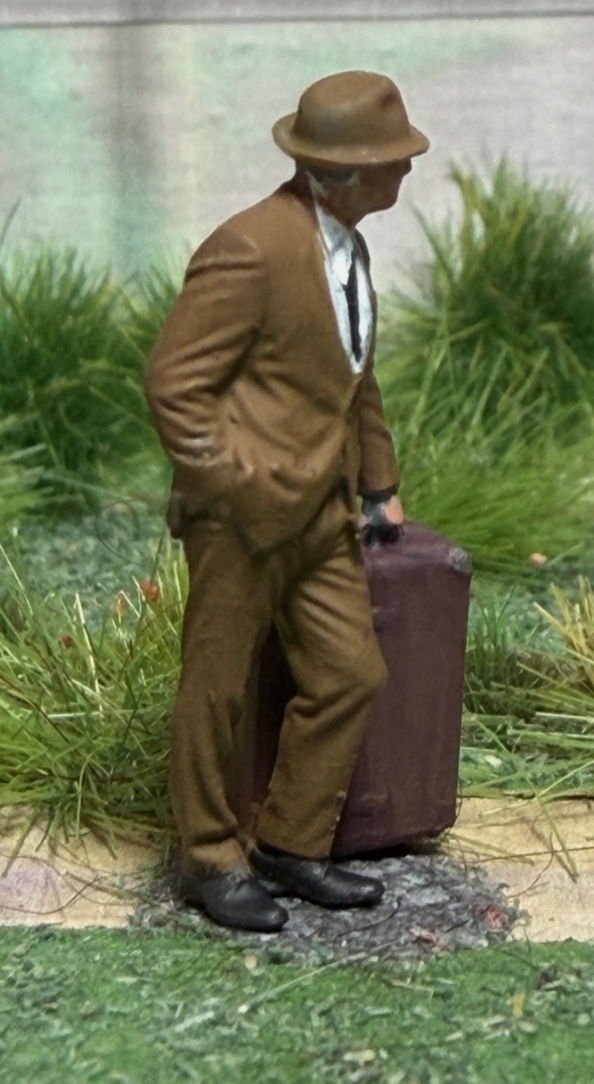 OO GAUGE 1/76 SCALE MAN IN SUIT With Suitcase Model Railway Figure HAND PAINTED