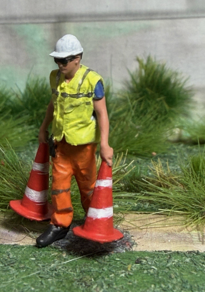 OO Gauge 1/76 Scale Figure Worker Carrying Traffic Cones Model Railway Figures