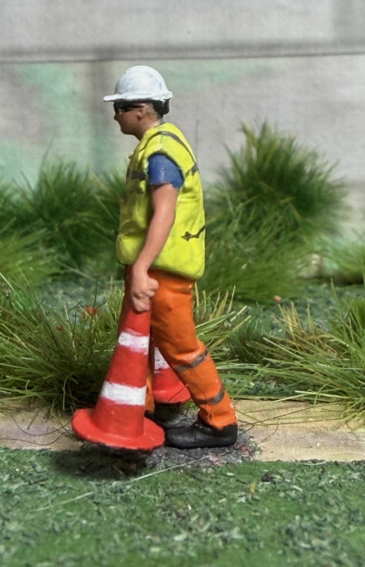 OO Gauge 1/76 Scale Figure Worker Carrying Traffic Cones Model Railway Figures