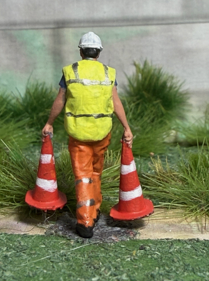 OO Gauge 1/76 Scale Figure Worker Carrying Traffic Cones Model Railway Figures