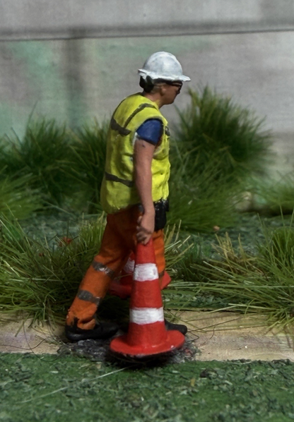 OO Gauge 1/76 Scale Figure Worker Carrying Traffic Cones Model Railway Figures