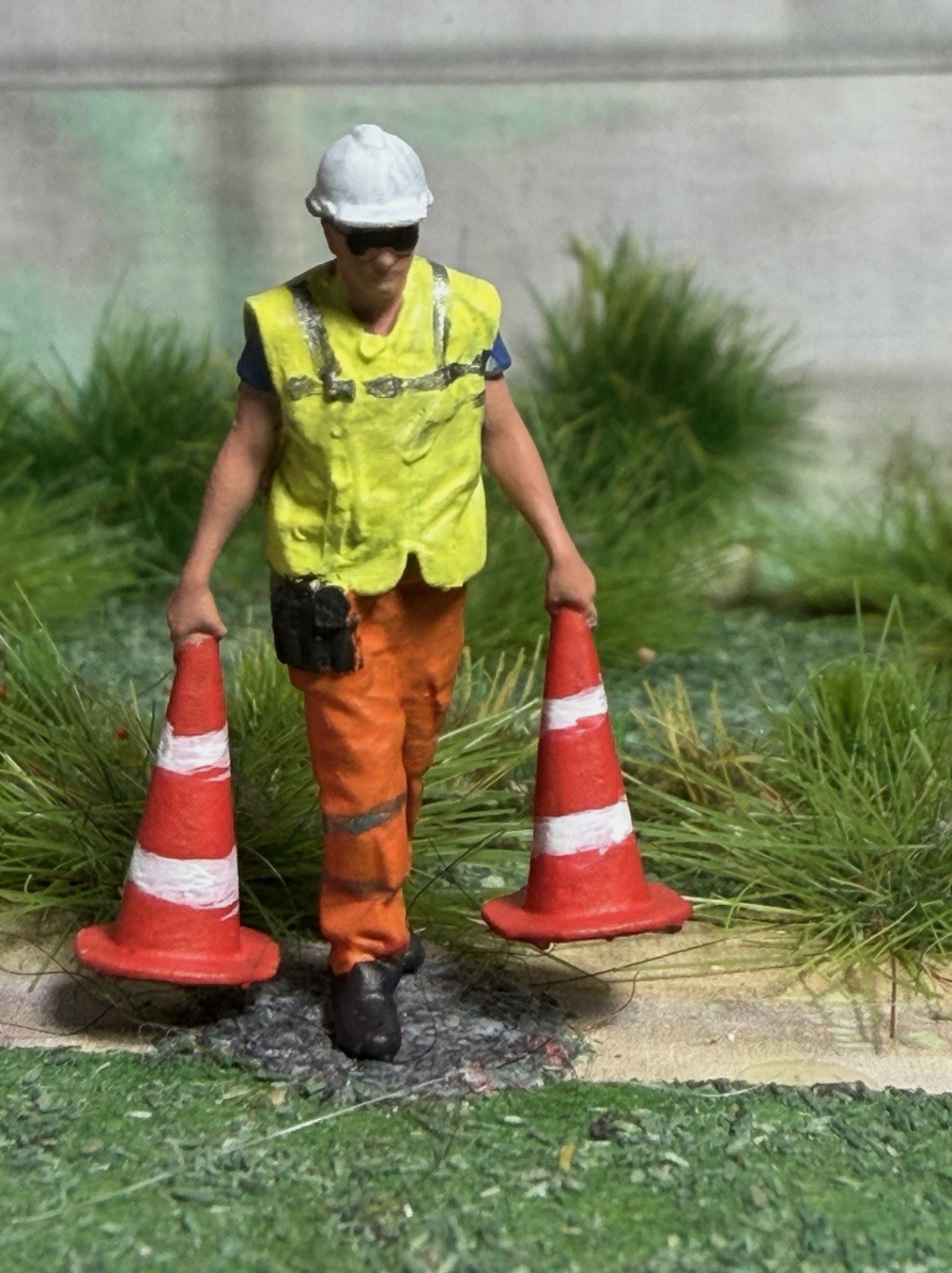 OO Gauge 1/76 Scale Figure Worker Carrying Traffic Cones Model Railway Figures